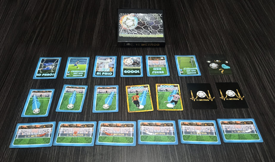 Juego de cartas del fútbol 11 Metros con mazos y cartas sobre una mesa