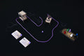 Set de tarjetas y cajas de madera con cable morado y piezas decorativas