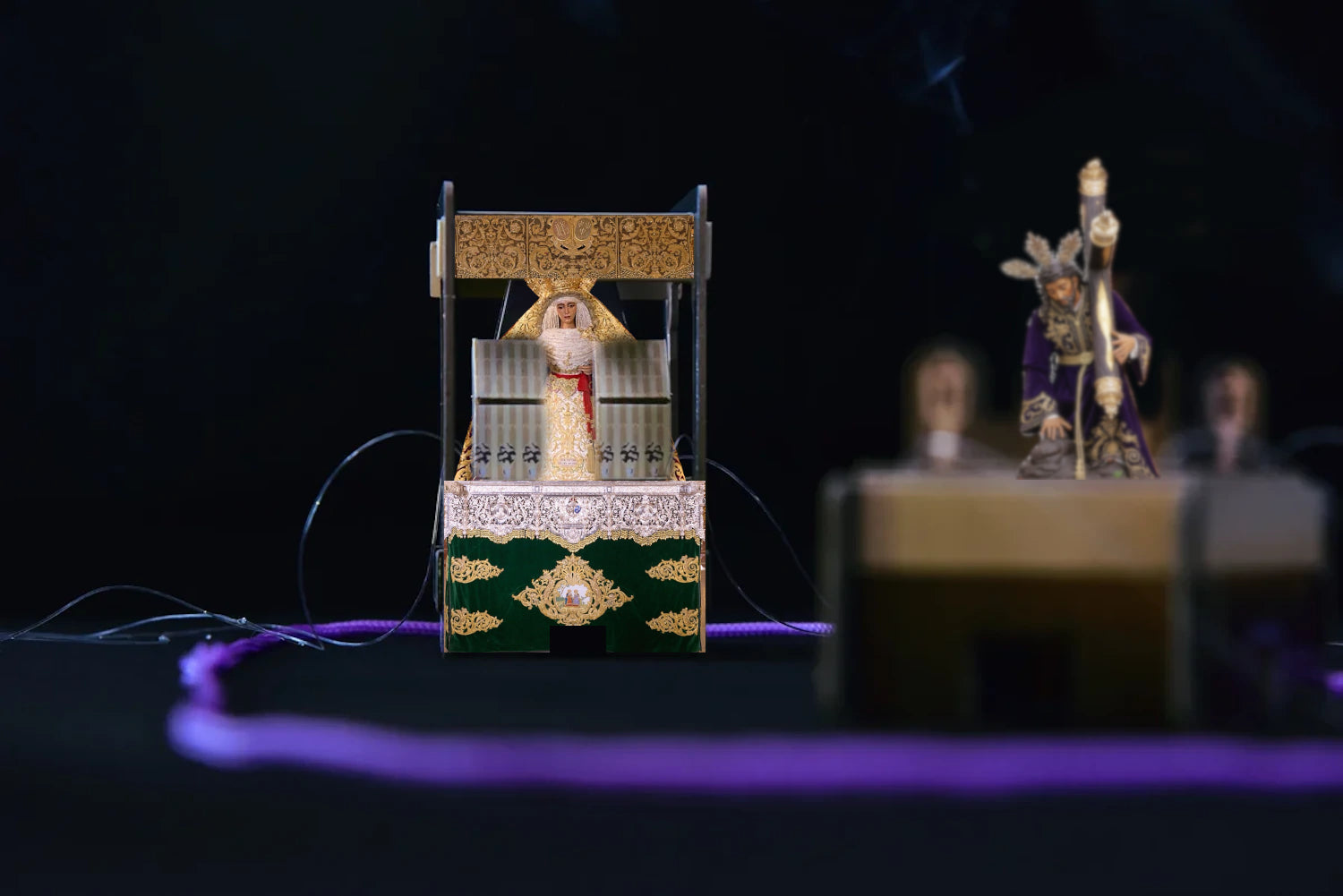 Estructura de madera con panel decorativo y figura dorada en mini altar