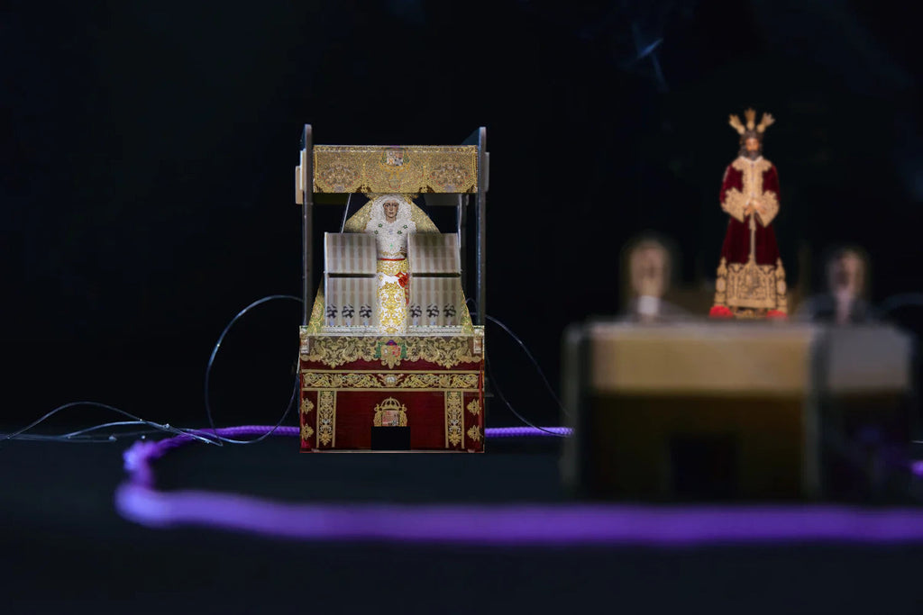Mini altar de madera con panel bordado y figura central en pie