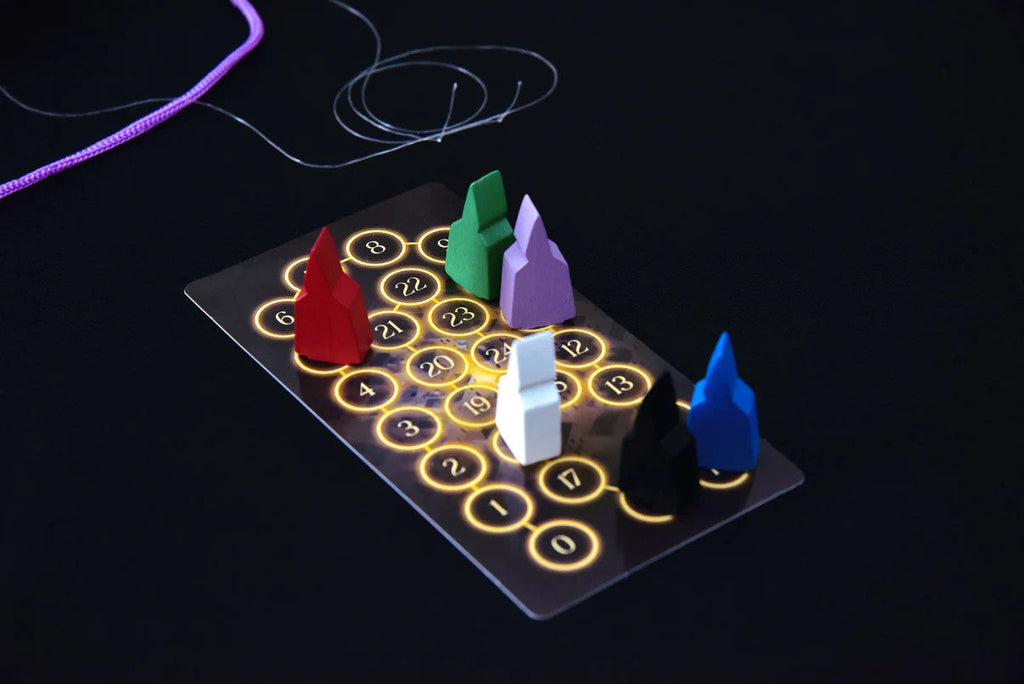 Tablero con patrón dorado y figuras de colores, con caja plateada