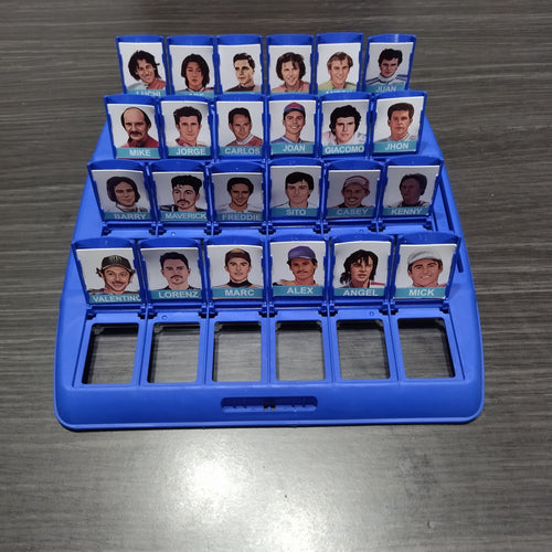 Juego de mesa Adivina Quién Motos, caja azul con retratos en tarjetas